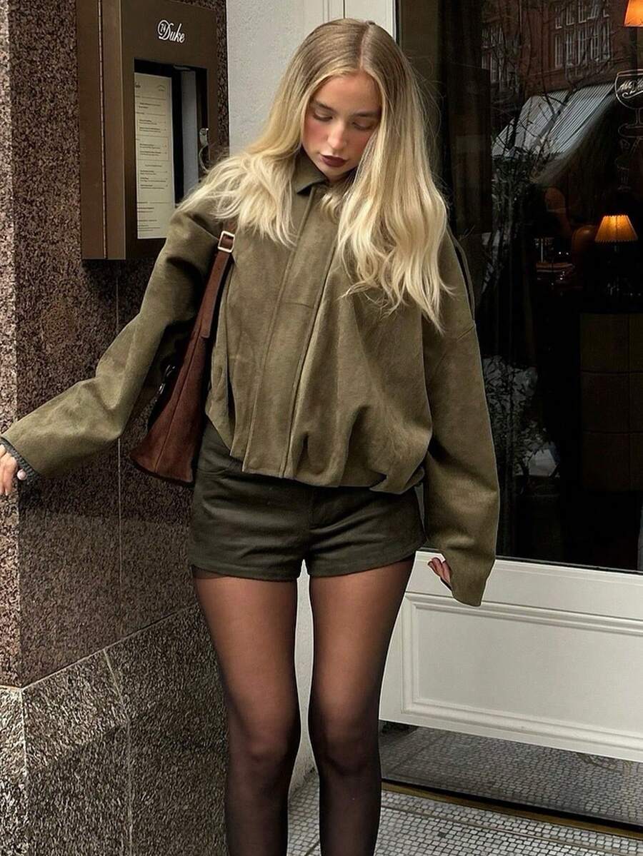 Elegante, chic y ligera chaqueta bomber para damas