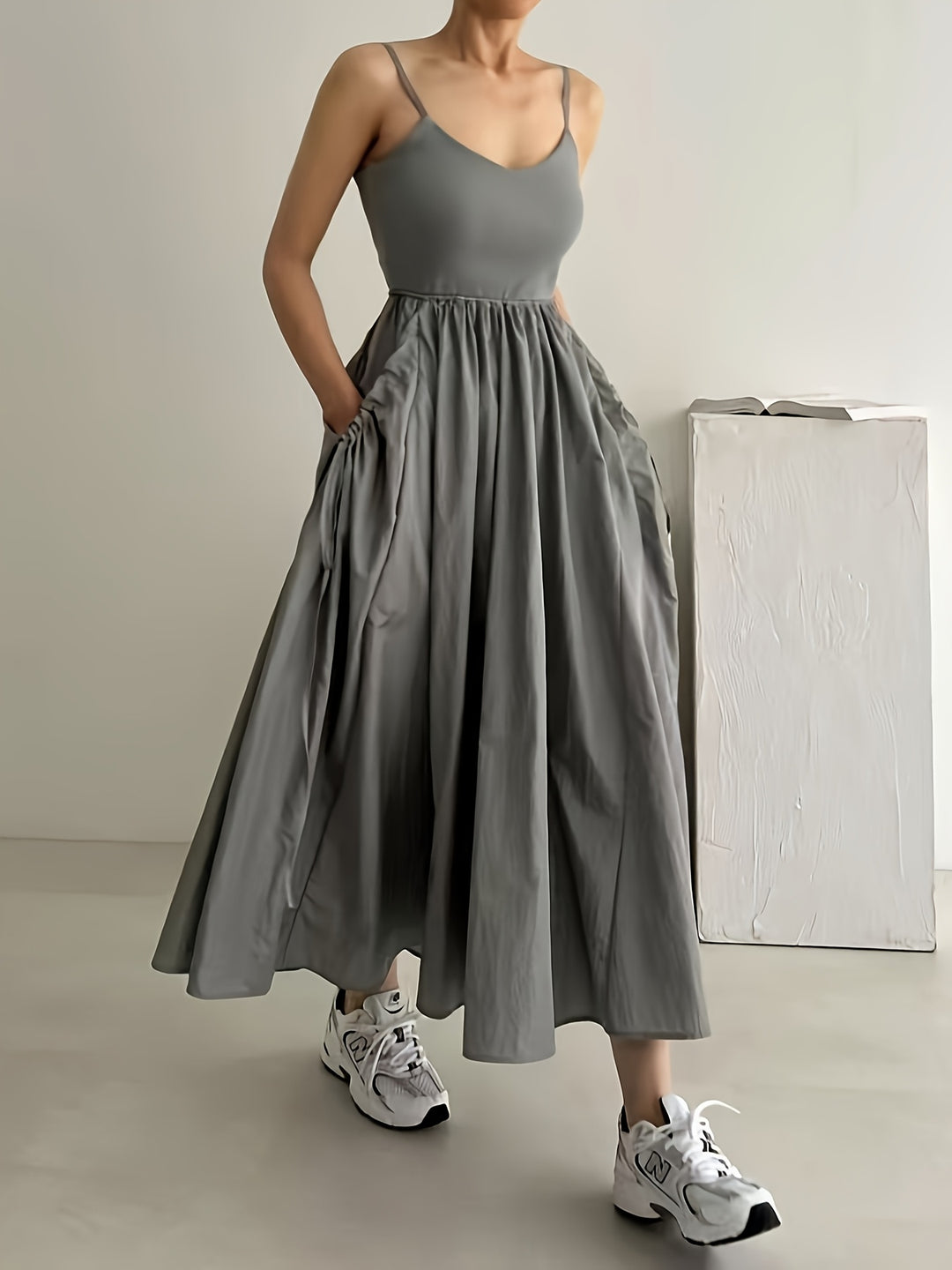 Anna - Vestido de Gran Swing con Cintura Plisada y Sin Mangas