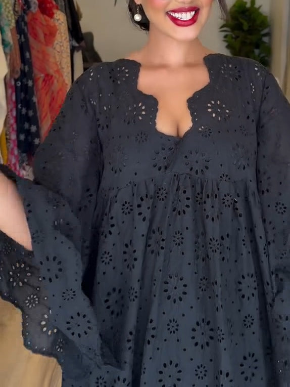Vestido negro elegante con diseño calado chic