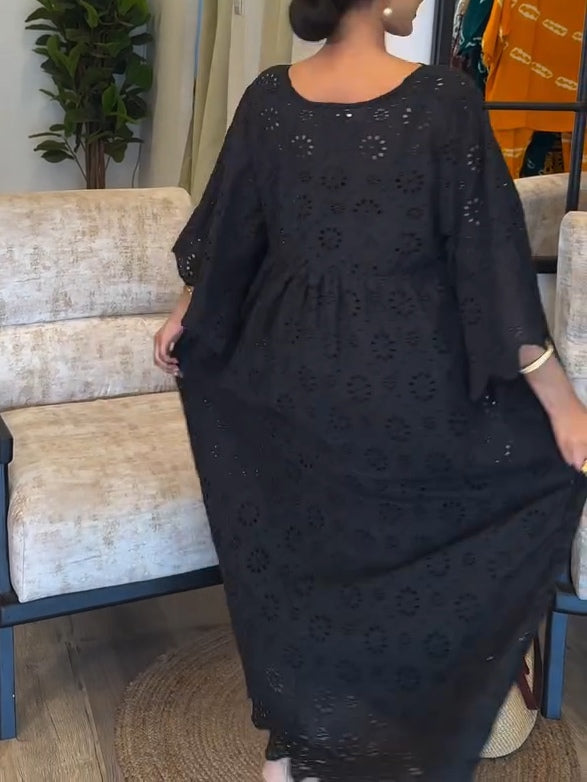 Vestido negro elegante con diseño calado chic