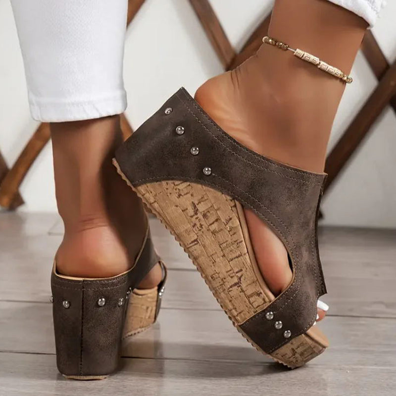 Sandalias de cuña con adornos de tachuelas
